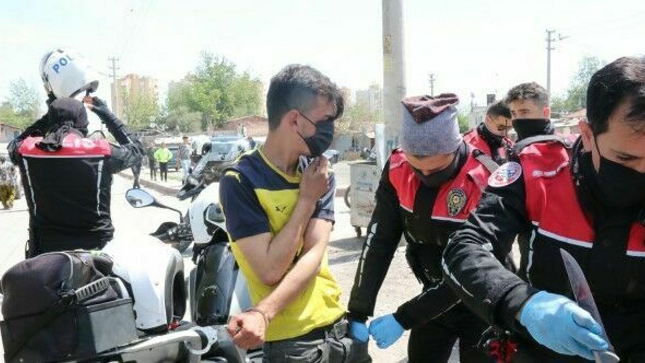 Çaldığı 30 bin TL ve altın dolu poşetle koşarken devriye gezen polis ekibinin önüne düştü