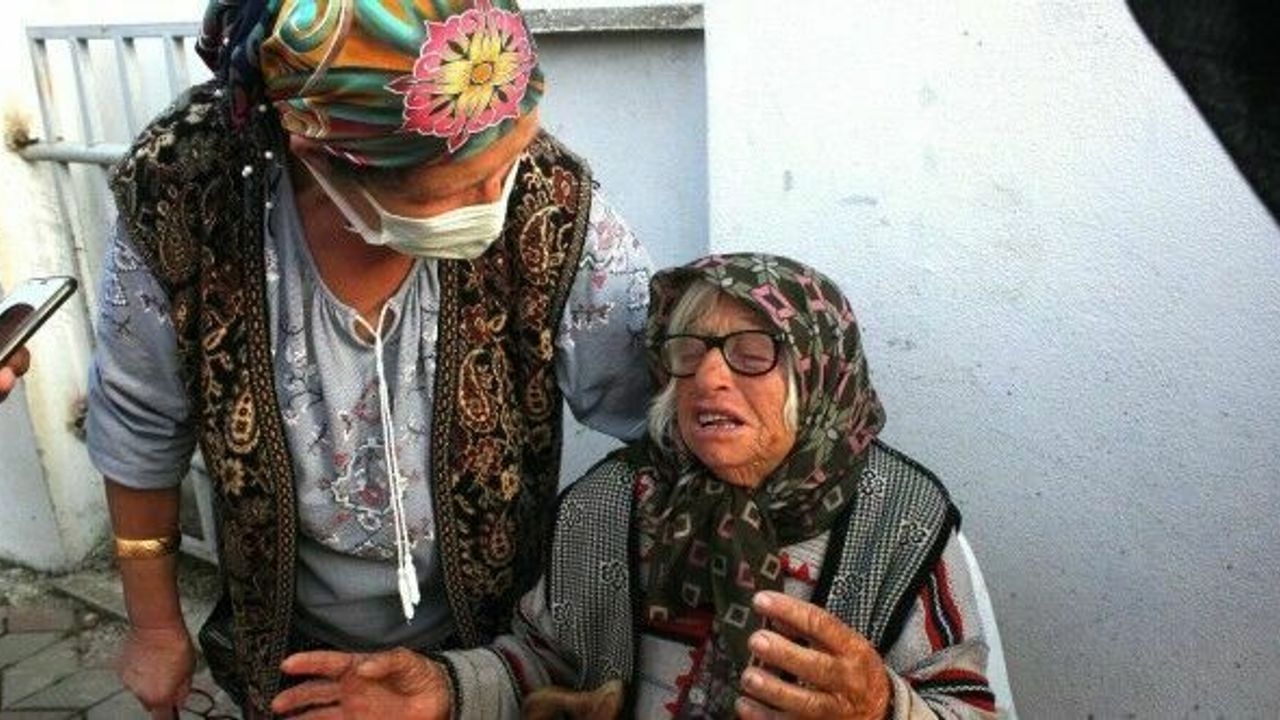 Yaşlı çift yanan evlerini gözyaşları içinde izledi