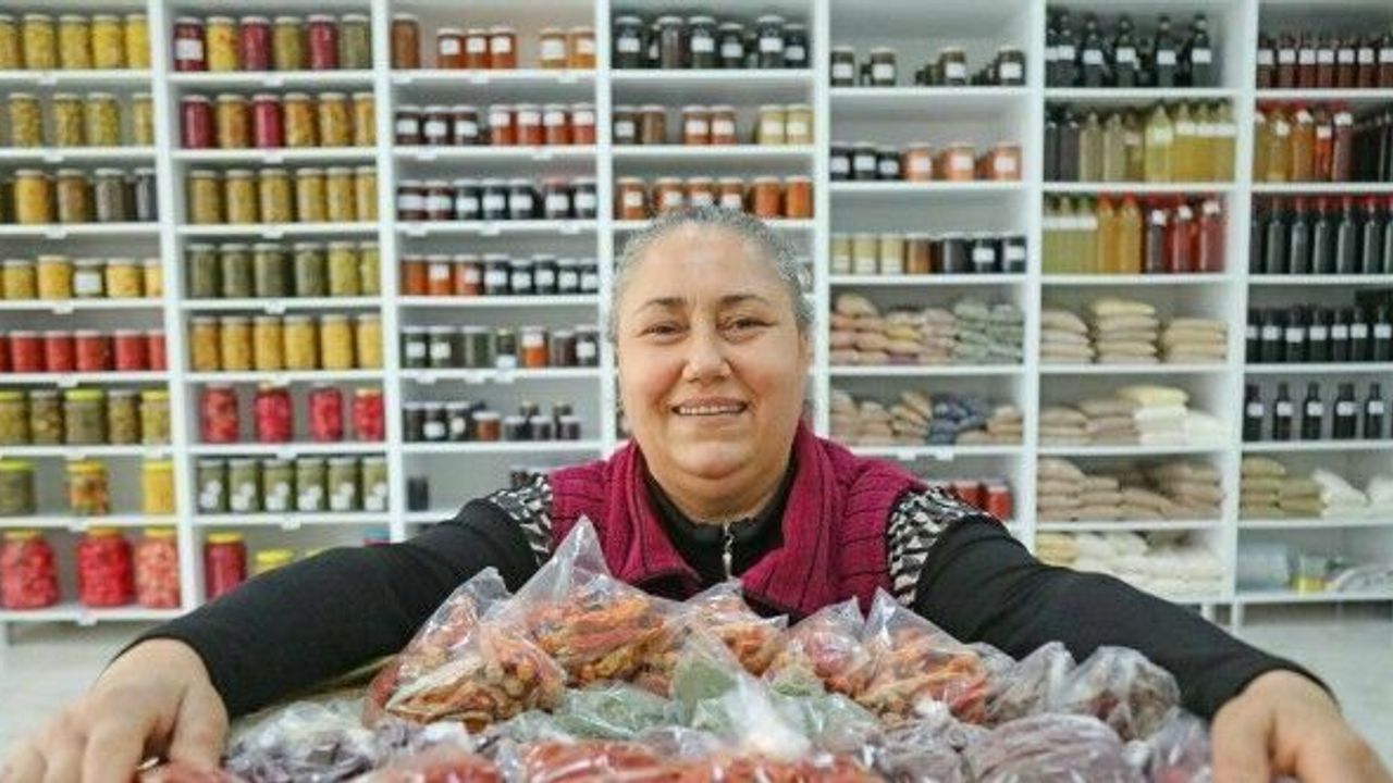 Pazarda tezgah açarak başladı, şimdi iş yeri sahibi oldu