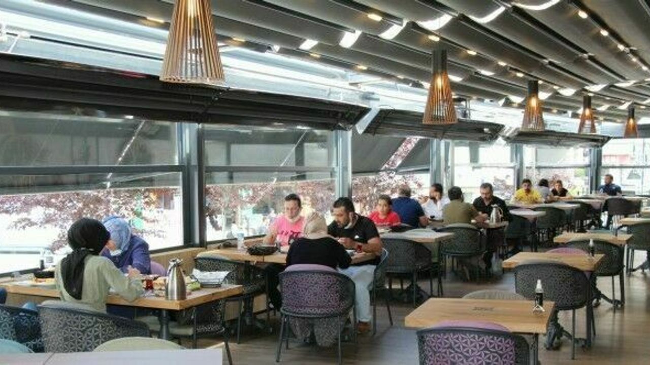 Kafe ve restoranlara vatandaşlar yoğun ilgi gösteriyor