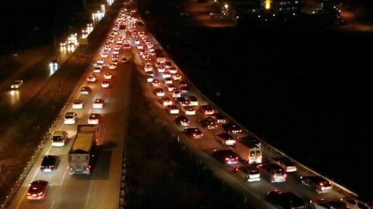 43 ilin geçiş noktası, kilit kavşakta hafta sonu trafik yoğunluğu