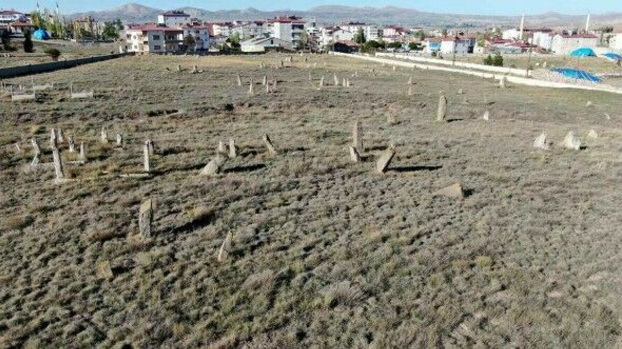 5 asırlık mezar, insan boyunu aşan taşları ile dikkat çekiyor