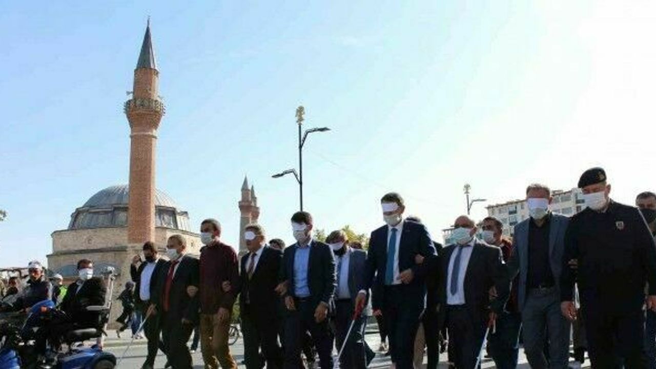 Protokol üyeleri görme engelli oldu