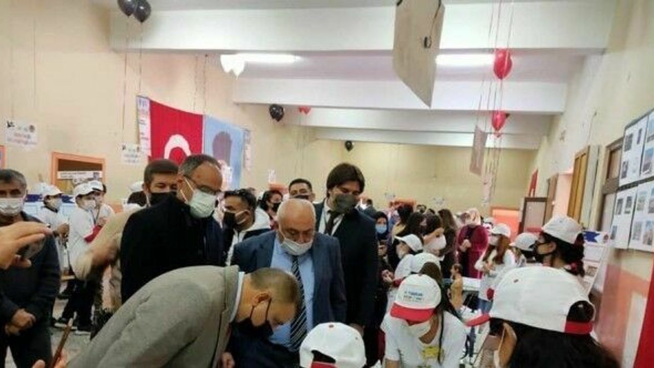 Tomarza Atatürk Ortaokulu’nda TÜBİTAK 4006 Bilim Fuarı açıldı