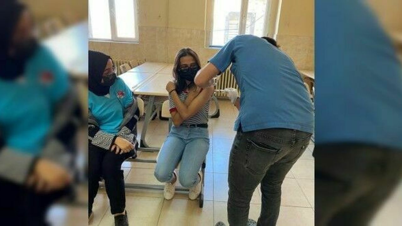 Tomarza’da lise öğrencileri korona virüs aşısı oldu