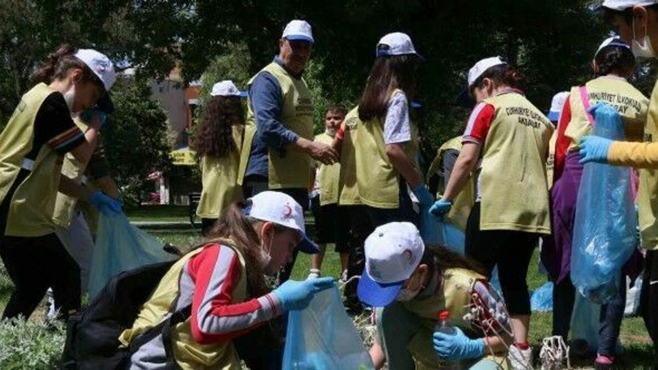 Kolları sıvayıp “Bin çevre dostu okul” projesine destek oldular