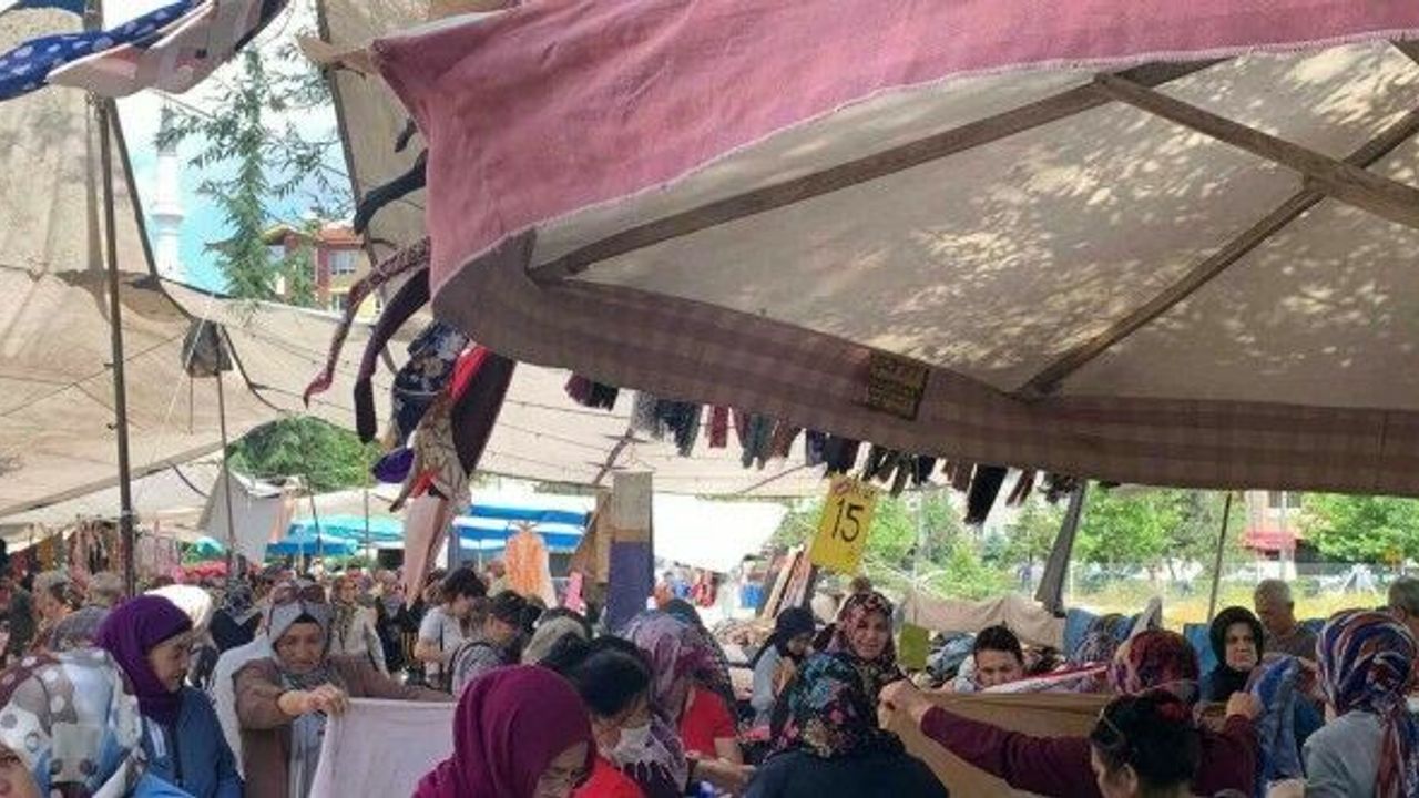 Uygun fiyata giyinmek isteyenler Çarşamba Pazarı’nın yolunu tuttu