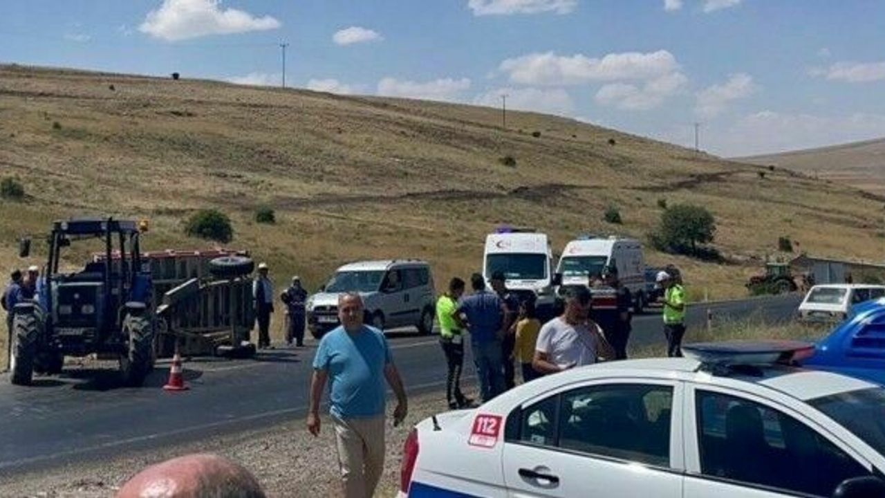 Tarım işçilerinin bulunduğu römork devrildi, 23 yaralı