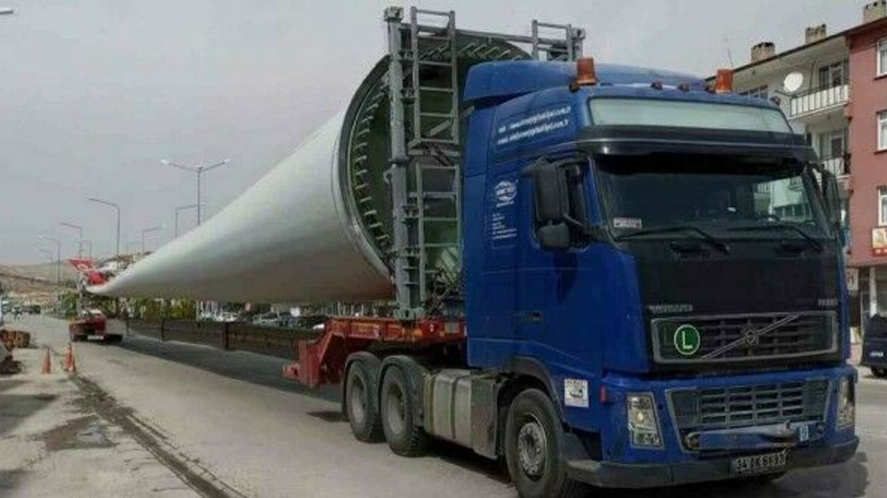İlçenin içinden geçtiler, gören bir daha baktı