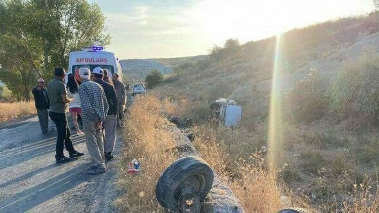 Yol kenarına uçan aracın tekerlekleri koptu: 2 yaralı