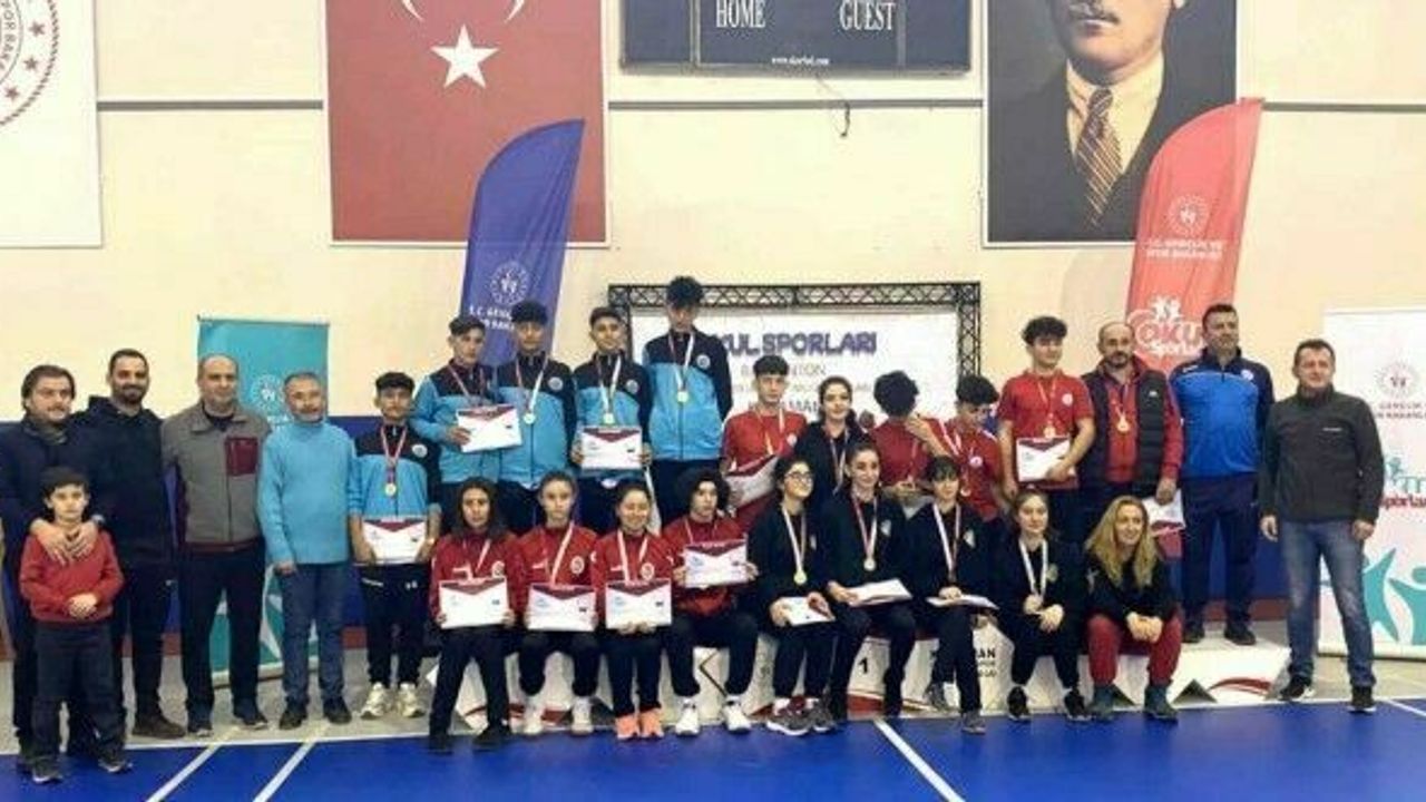 Badminton grup müsabakalarında finale yükselen takımlar belli oldu