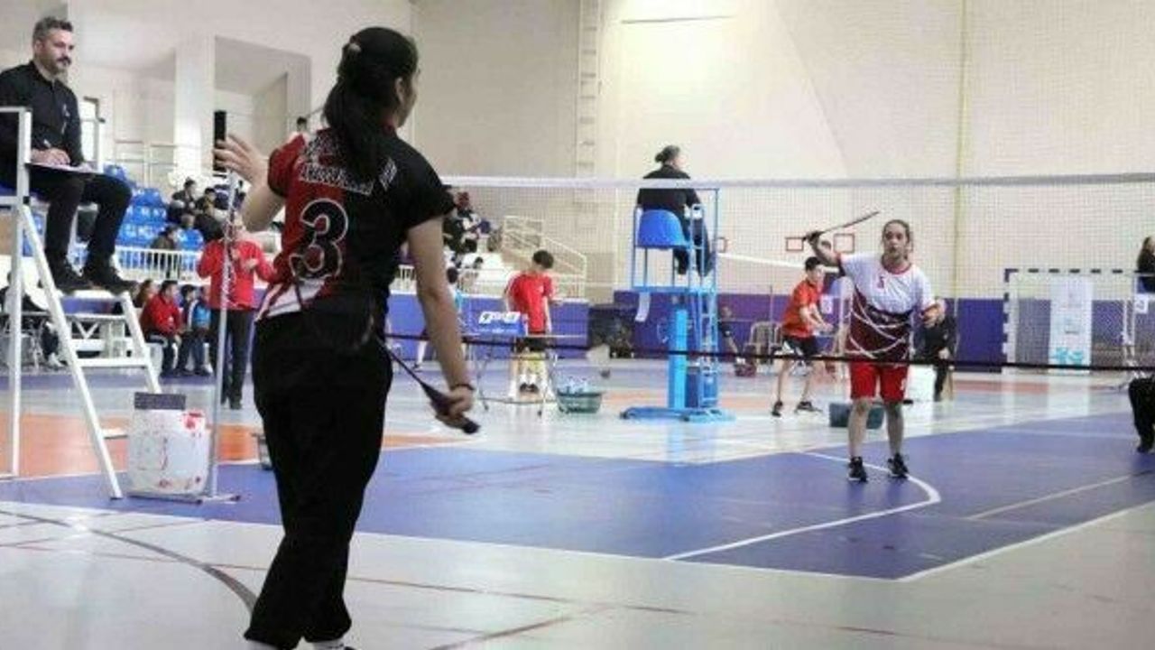 Badminton grup müsabakaları başladı
