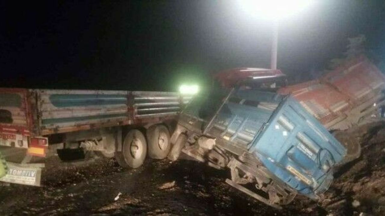 Tır traktörün römorkuna çarptı