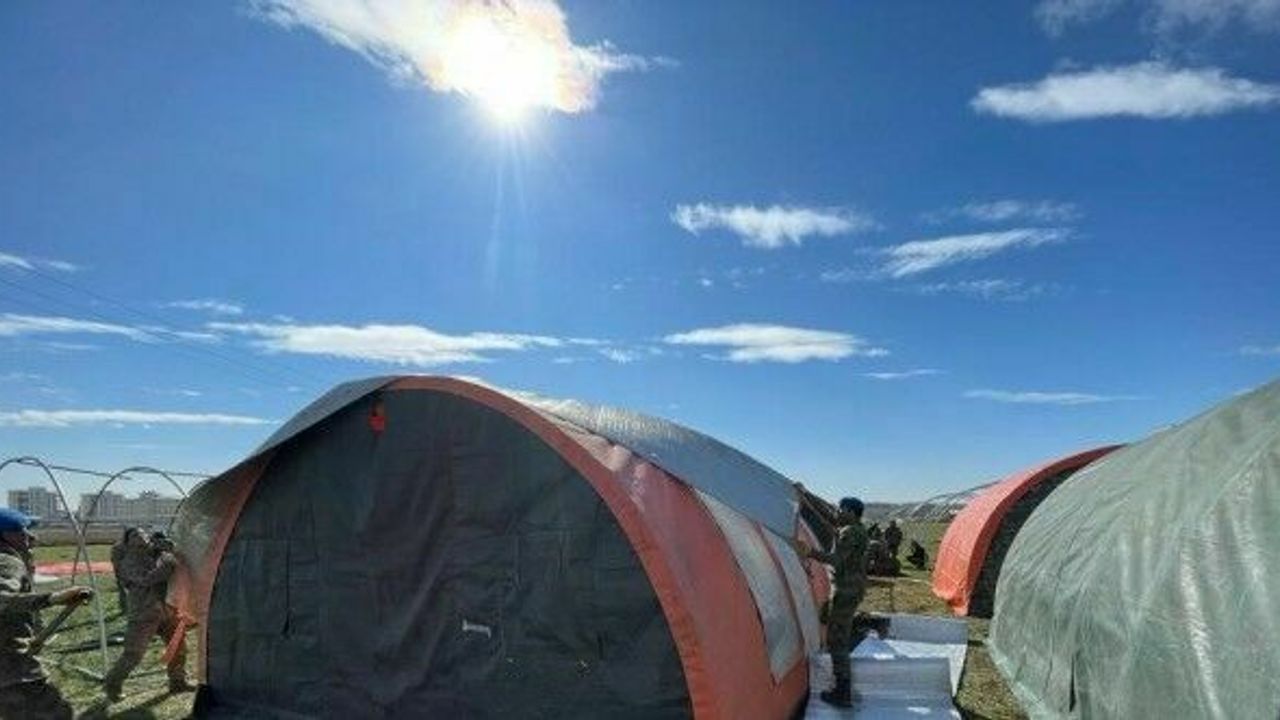 Komandolar çadır kurma faaliyetine devam ediyor