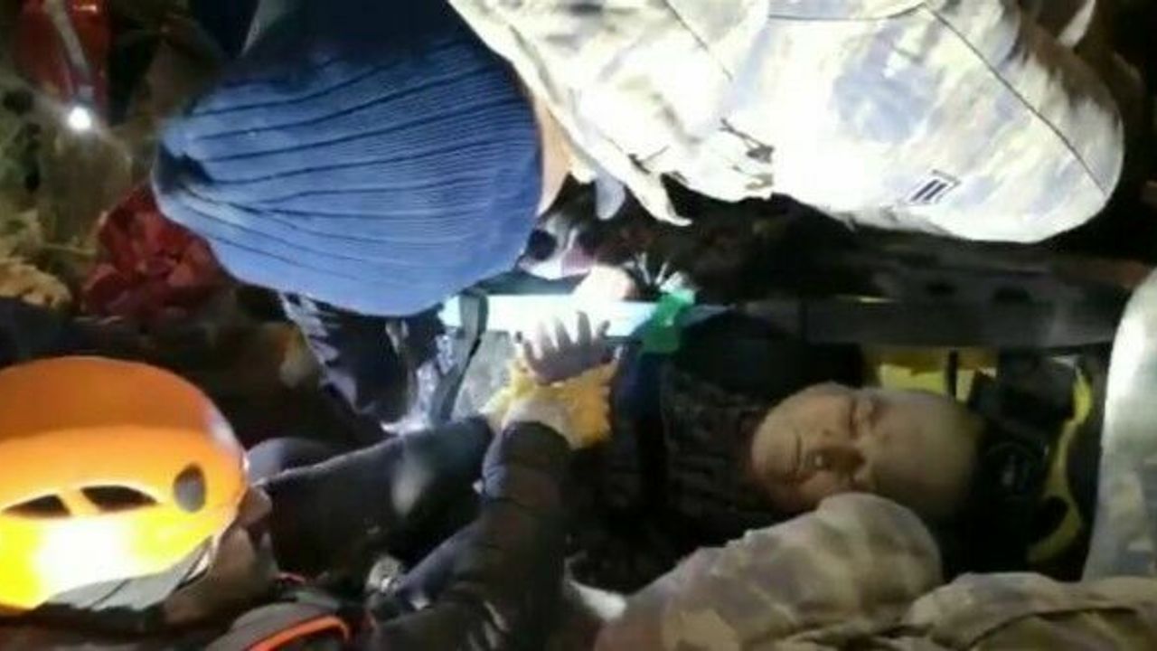 44 saat enkaz altında kalan yaşlı kadın kurtarıldı
