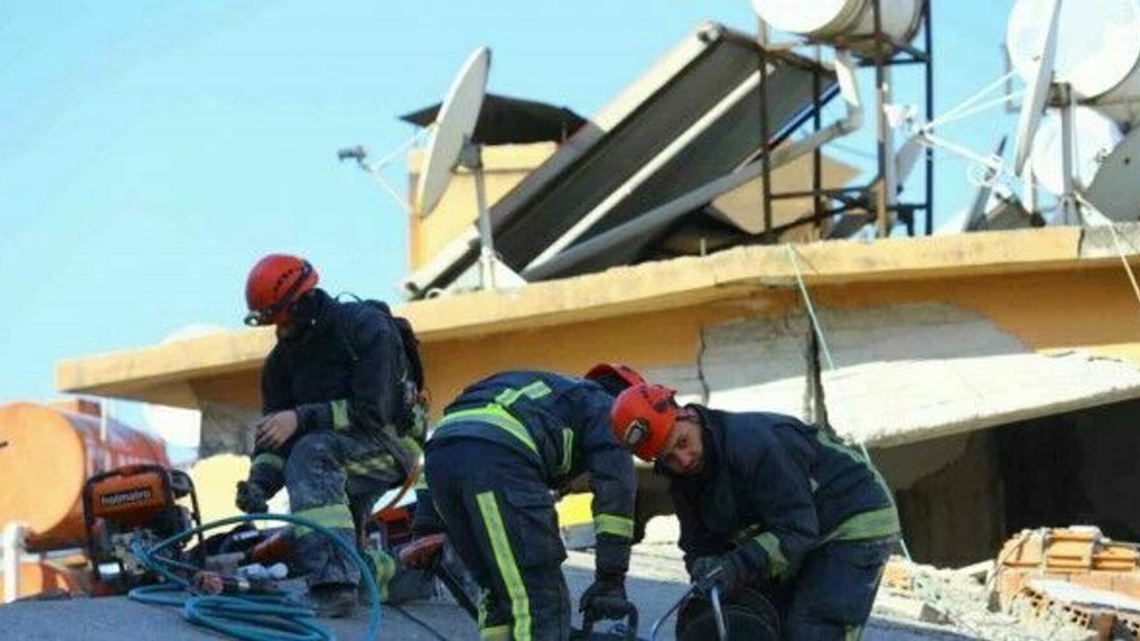 Antalya İtfaiyesi 57 saat sonra bir vatandaşı enkazdan sağ çıkardı