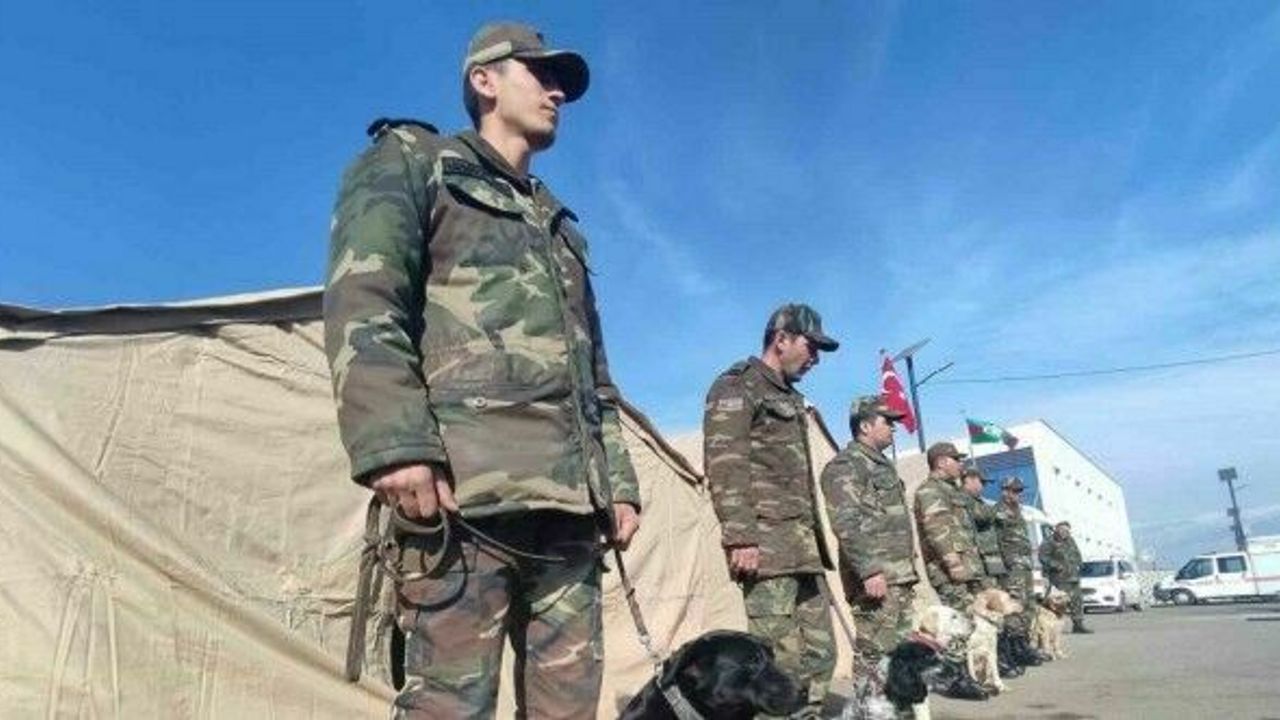 Azerbaycan’ın ’hassas burunlu’ arama kurtarma köpekleri deprem bölgesinde