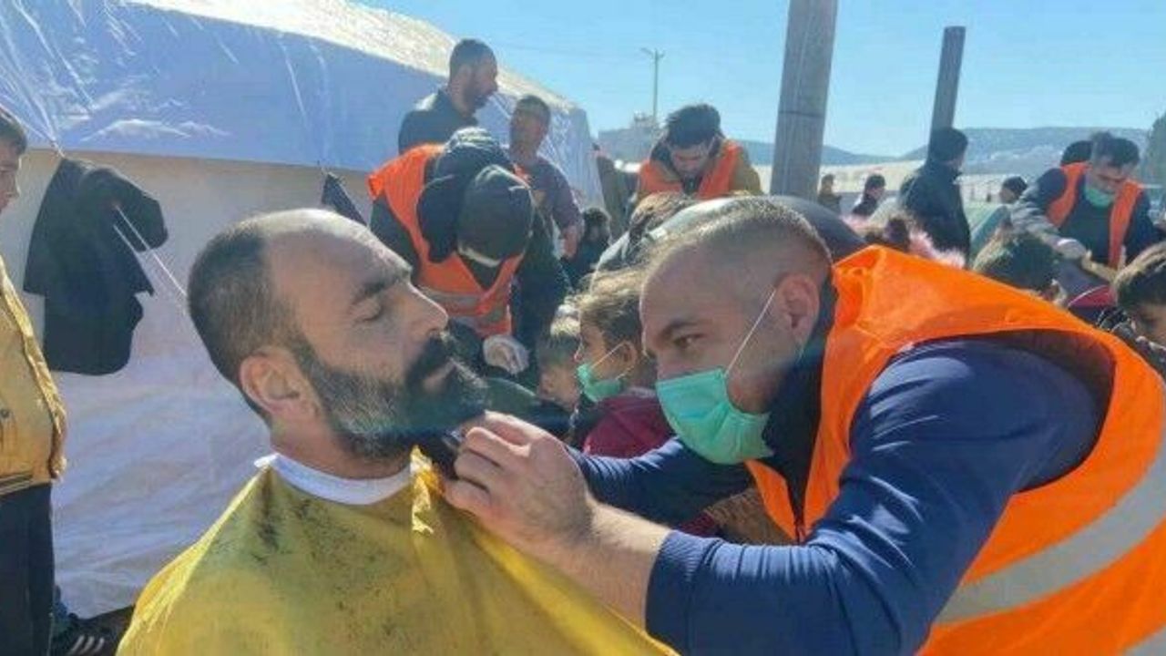 Bay ve bayan kuaförler bu kez depremzedeler için makas tuttu