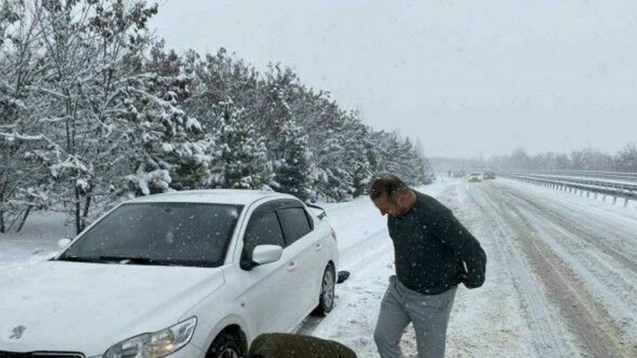 Çankırı’da yoğun kar yağışı: Onlarca araç yolda kaldı