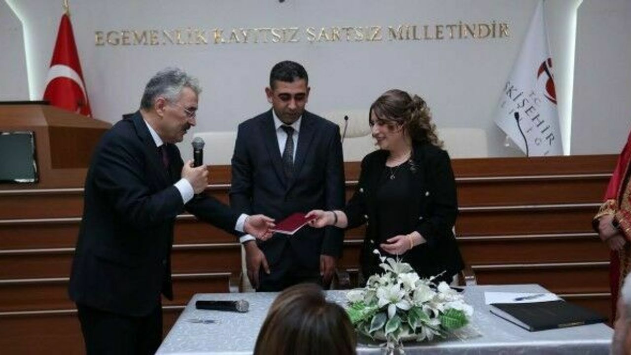 Depremzede ailelerine destek almaya gittikleri valilikte dünya evine girdiler