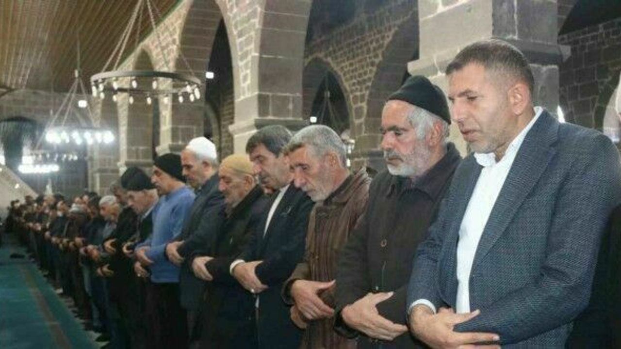 Diyarbakır’da depremde hayatını kaybedenler için gıyabi cenaze namazı kılındı