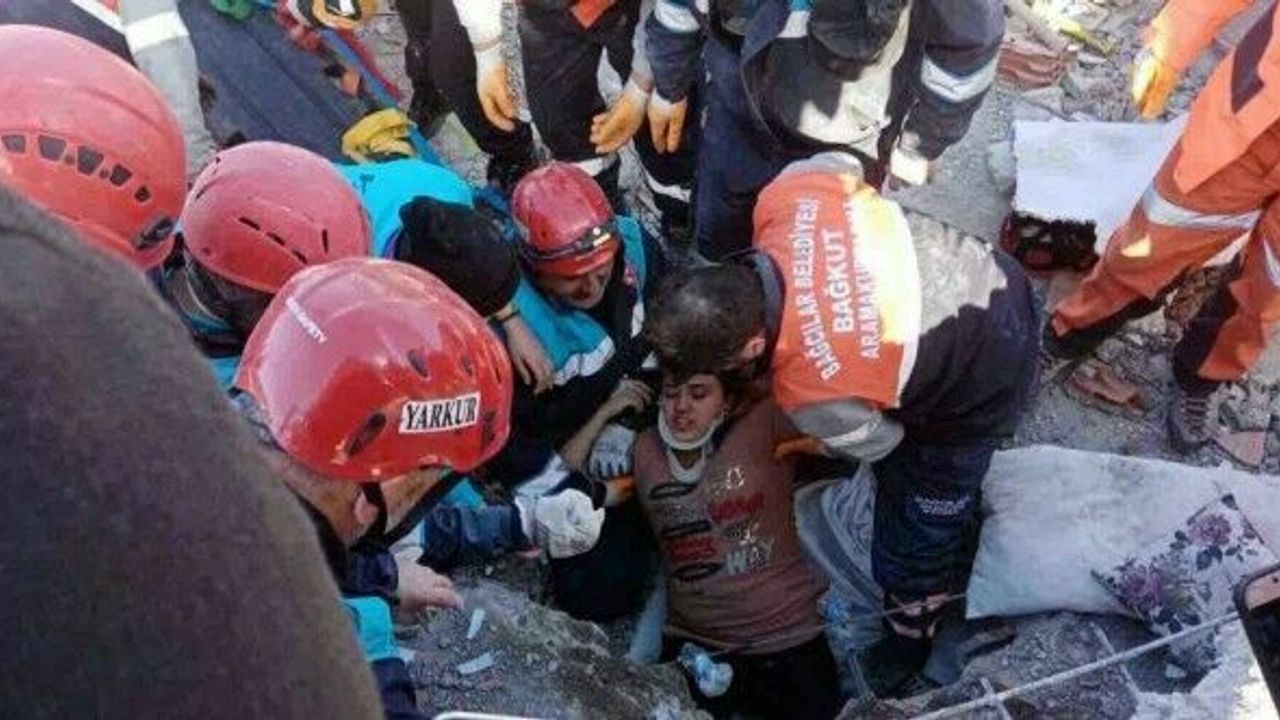 Enkaz altındaki anne ile kızı, papağan sayesinde kurtuldu