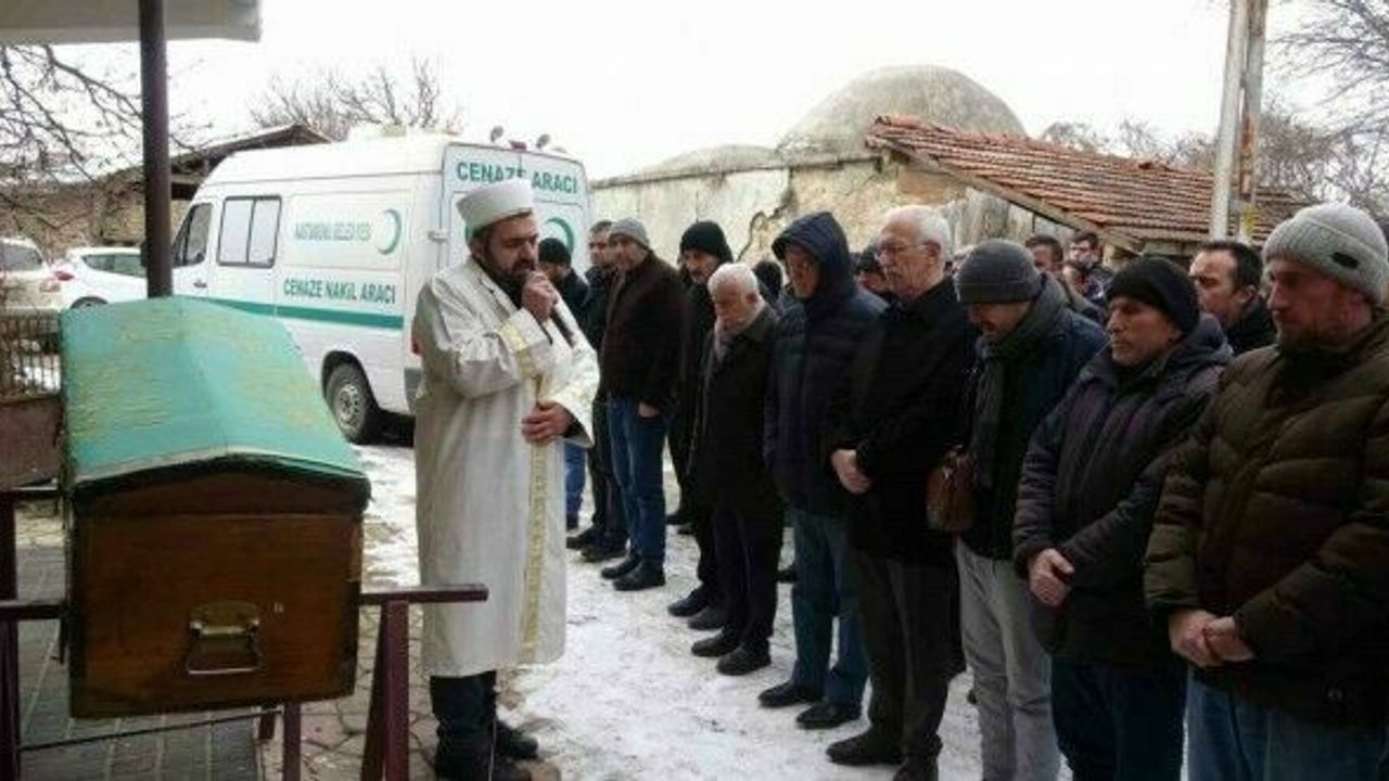 Eşi ile birlikte enkazın altında kalan emekli öğretmen toprağa verildi