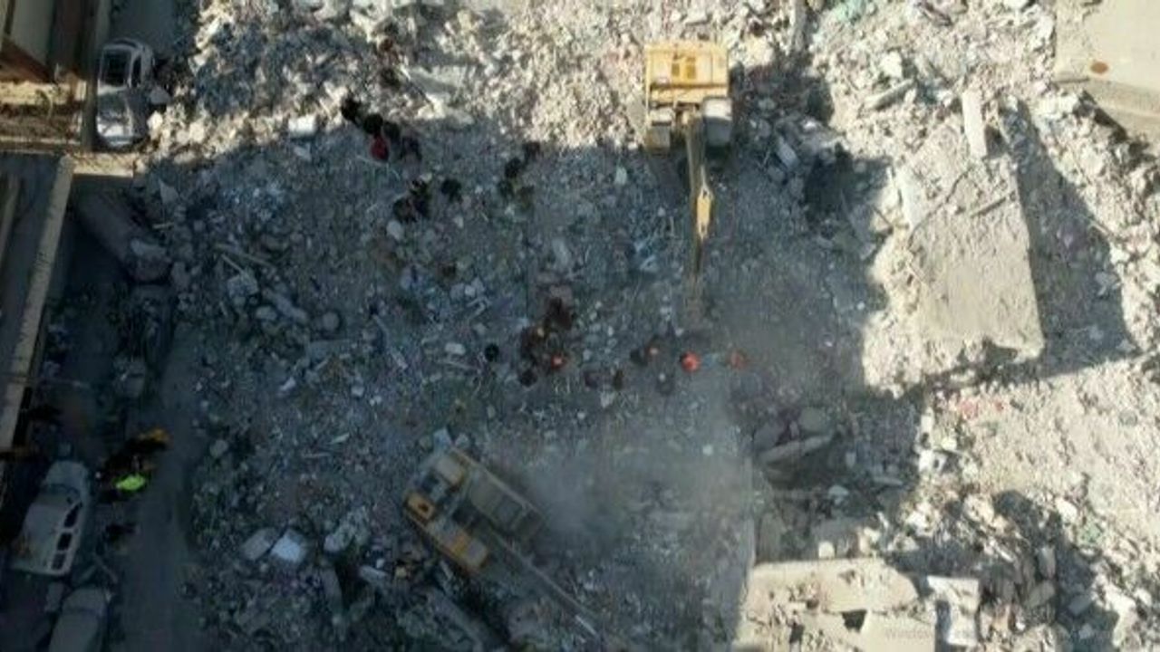 İskenderun’da arama-kurtarma çalışmaları drone ile görüntülendi