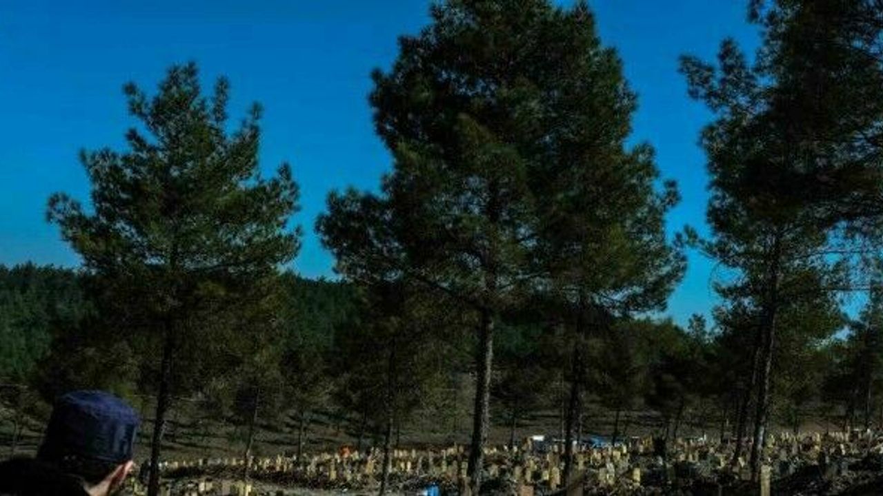 Kahramanmaraş’ta mezar yerlerini kaybetmek istemeyen aileler iz bırakıyor