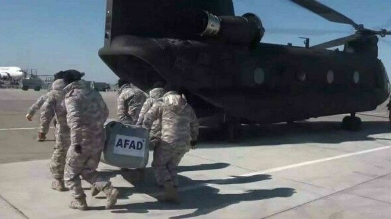 MSB: “CH-47 helikopterleri ile depremden etkilenen vatandaşlarımıza yardım malzemelerini ulaştırmaya devam ediyoruz”