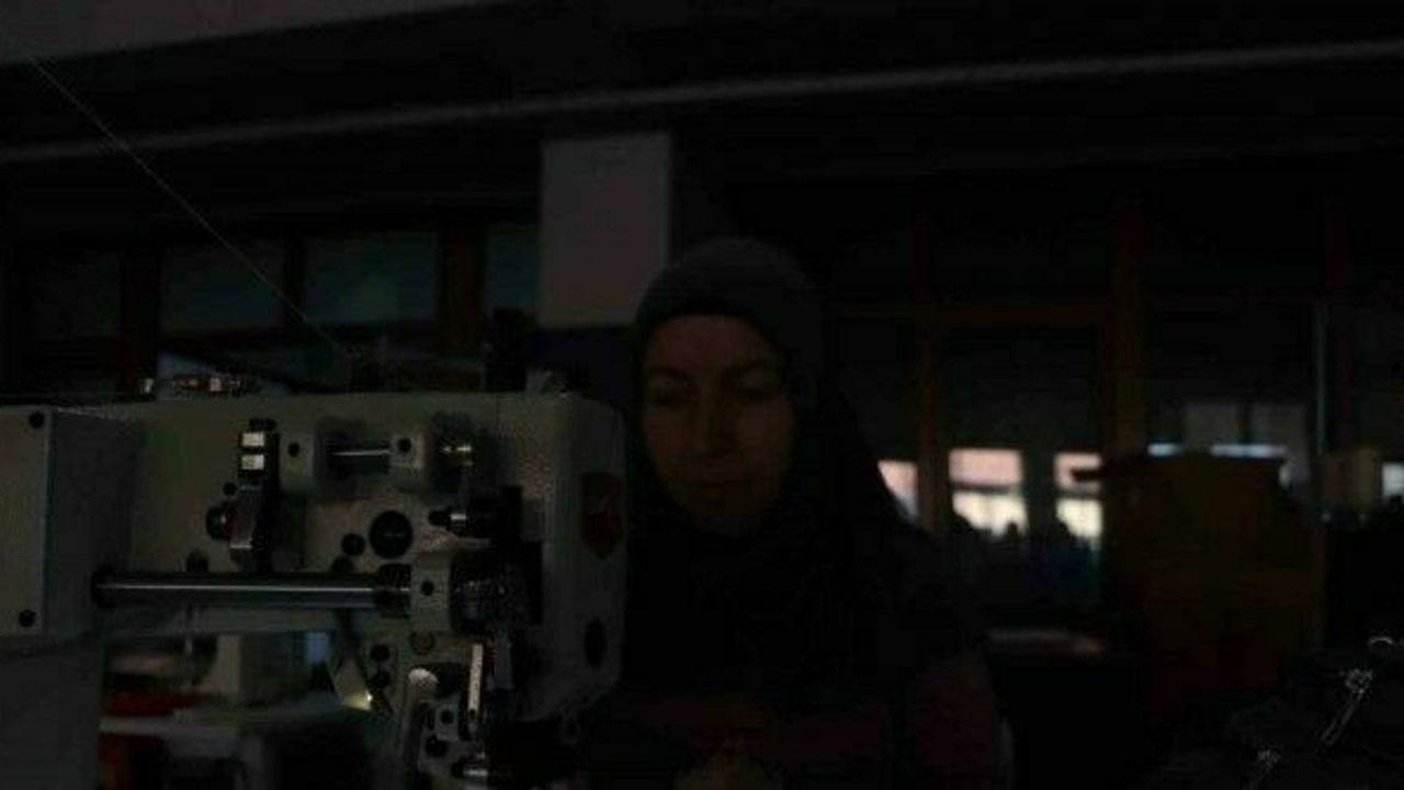 Okulu fabrikaya çevirdiler, günde 50 çadır üretiyorlar