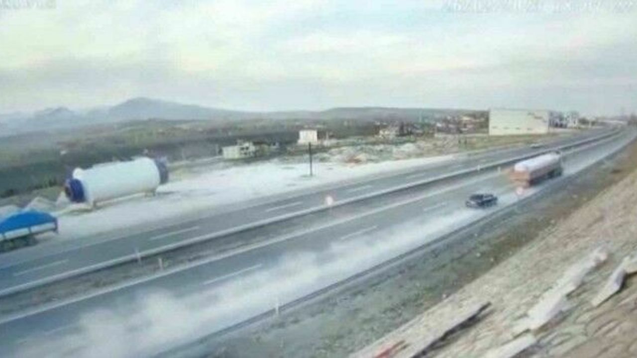 Otomobilin tıra arkadan çarptı