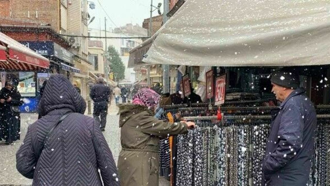 Karlı ve soğuk havaya rağmen alışveriş kalabalığı dikkat çekti