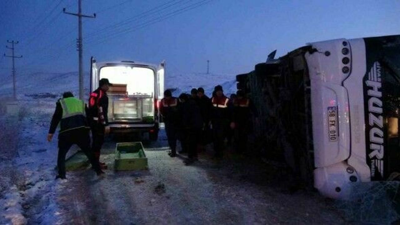 Kontrolden çıkan yolcu otobüsü devrildi: 1 ölü, 25 yaralı