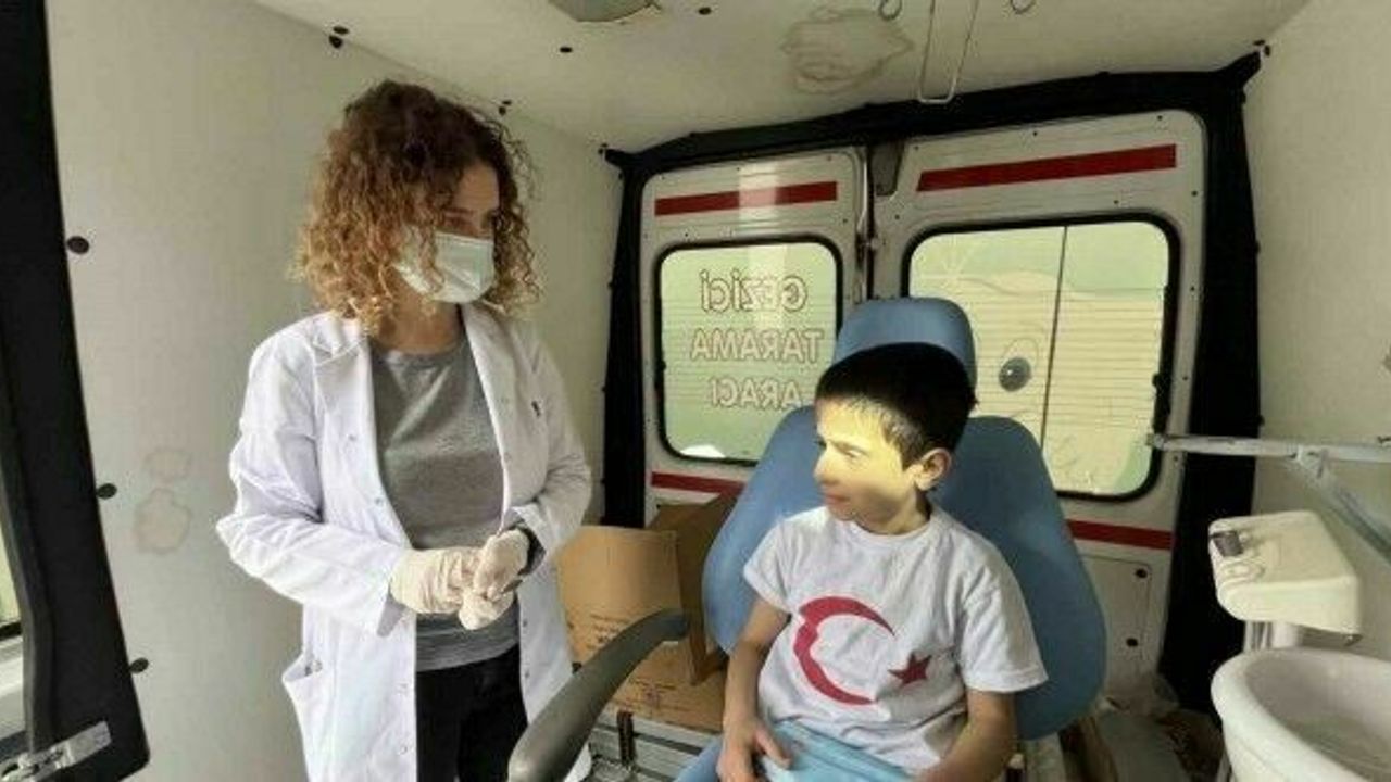 (ÖZEL) Ağız ve Diş Sağlığı Gezici Tarama Aracı yurtta kalan depremzedelere hizmet veriyor