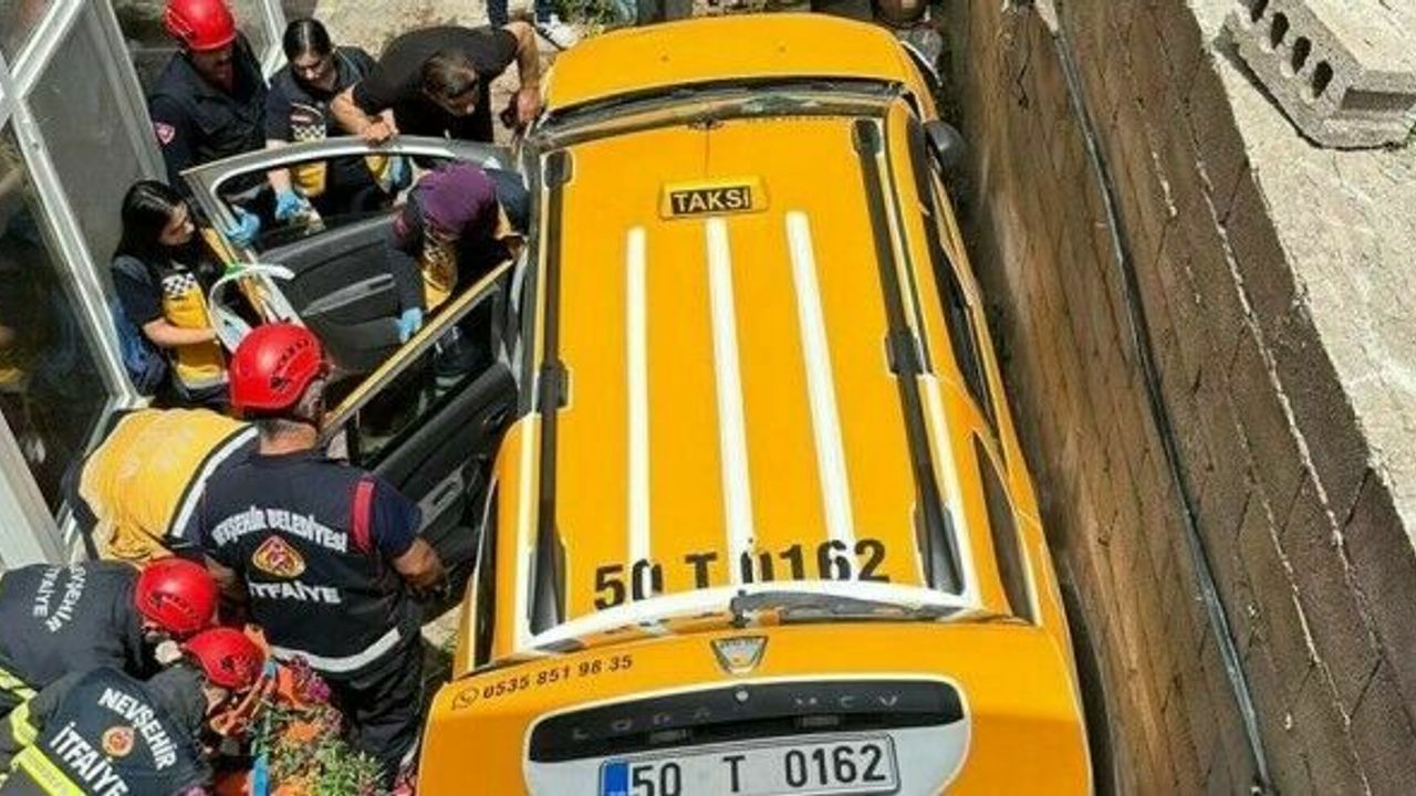 Kamyonetle çarpışan ticari taksi bahçeye düştü