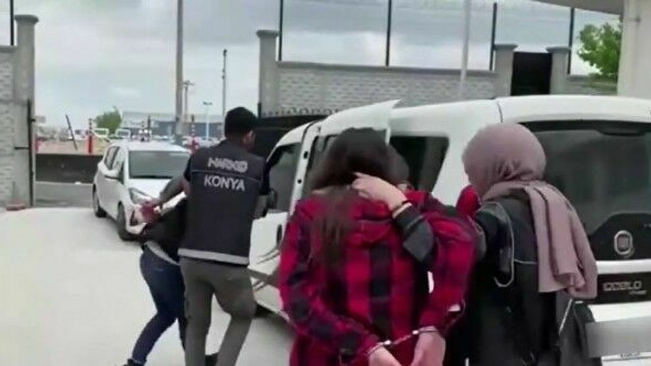 Kendilerine sevgili süsü veren uyuşturucu satıcıları polisten kaçamadı