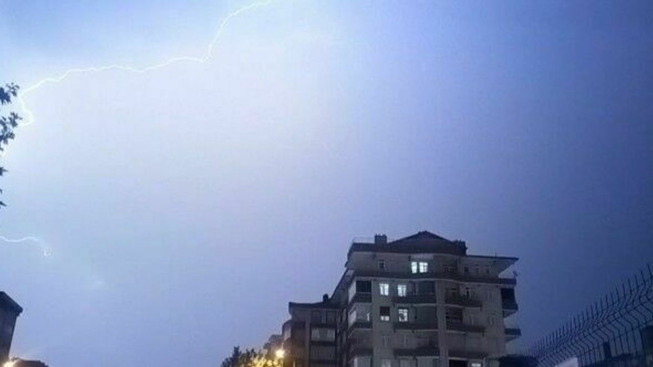 Şiddetli yağmurla birlikte çakan şimşekler gökyüzünü böyle aydınlattı
