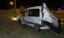 Takla atan hafif ticari araç hurdaya döndü: 2 ağır yaralı