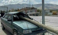 Telefon direği otomobile ok gibi saplandı